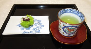 お煎茶と和菓子です